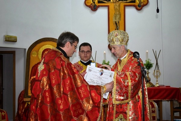 PS Florentin oferă Pr. paroh Mircea Marţian, în semn de mulţumire şi apreciere, Diploma şi Crucea "Sfântul Iosif"