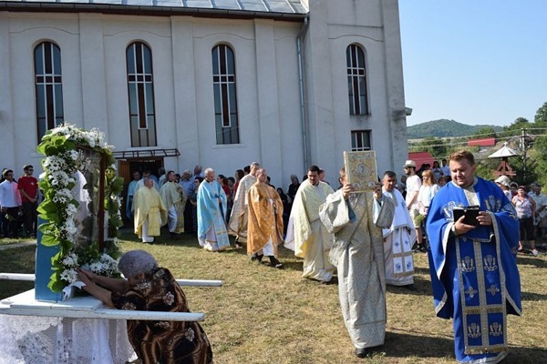 Preoţii ies în curtea bisericii unde se va celebra Sfânta Liturghie